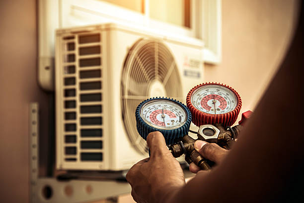 Professional Hvac Repair technician working in La Vernia, TX